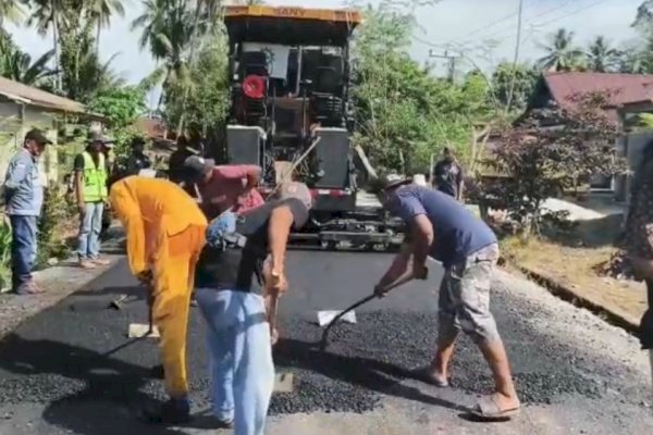 Jalan Rusak 20 Tahun Akhirnya Diperbaiki, Bupati Lutra: Terima Kasih Atas Bantuan dari Bapak Gubernur Sulsel