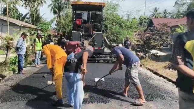 Pengaspalan ruas jalan Baliase-Pombakka di Kabupaten Luwu Utara.
