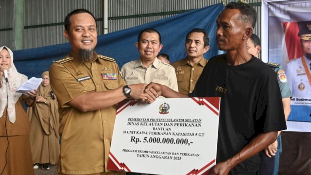 Tingkatkan Produktivitas Perikanan, Gubernur Sulsel Serahkan 20 Unit Kapal 5 GT untuk Nelayan