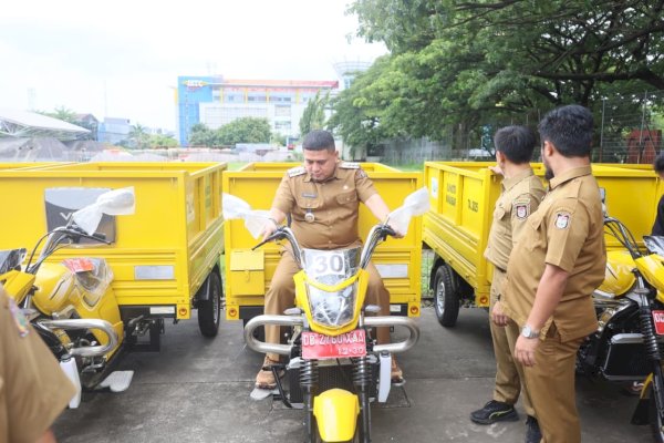 Tingkatkan Kebersihan, Wali Kota Munafri Tinjau 76 Armada Baru Pengangkut Sampah di Makassar
