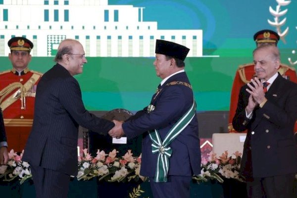 Top! Prabowo Terima Penghargaan Bintang Tertinggi dari Pakistan