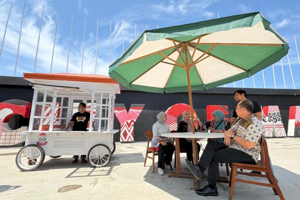 Kuliner Ikonik Makassar Diperkuat, Pemkot Percantik Gerobak Pisang Epe di Losari untuk 80 UMKM