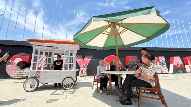 Tampilan gerobak-gerobak baru yang lebih rapi dan seragam di Pantai Losari.