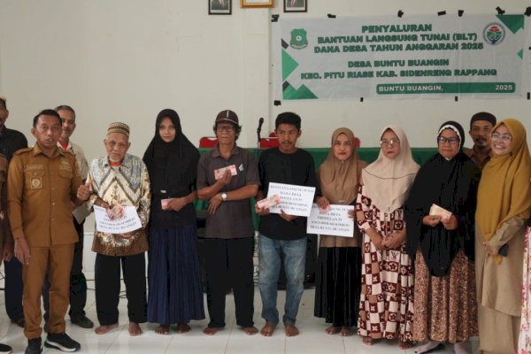 Bupati Sidrap Serahkan Serahkan BLT dan Bibit Tanaman di Desa Buntu Buangin Pitu Riase