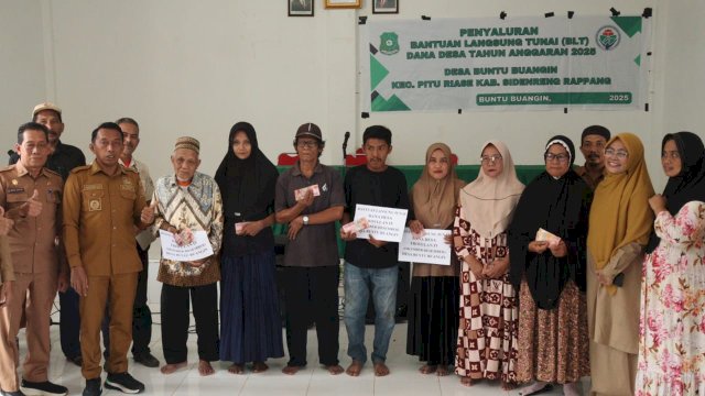 Bupati Sidenreng Rappang, H Syaharuddin Alrif, menyerahkan bantuan untuk warga Desa Buntu Buangin.