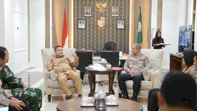 Rapat dipimpin langsung Wali Kota Makassar, Munafri Arifuddin, dan dihadiri Kapolrestabes Makassar Kombes Pol Arya Perdana, Dandim 1408/Makassar Letkol Kav Ino Dwi Setyo Darmawan, Kapolres Pelabuhan Makassar AKBP Rise Sandiyantanti.