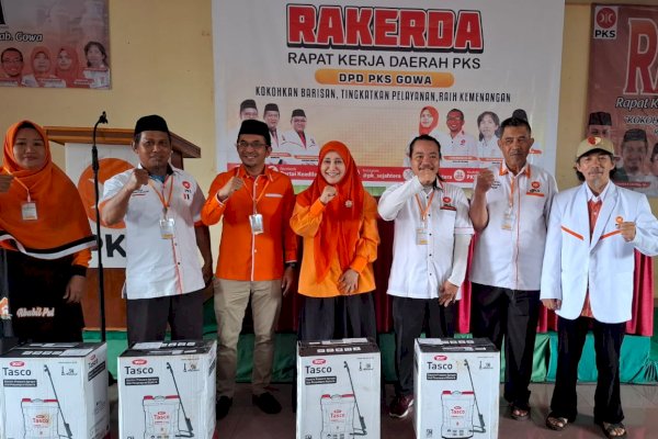 Meity Rahmatia Temui Petani Malino, Serahkan Sprayer Elektrik untuk Dukung Peningkatan Hasil Sayuran