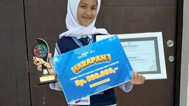 &lrm;Pelajar Spentiga Angkona Ukir Prestasi di Ajang Pidato Bahasa Inggris Anti Korupsi SulSel