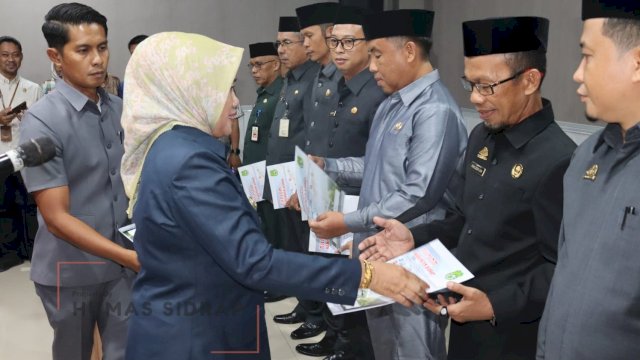 Sebanyak enam pejabat pimpinan tinggi pratama (eselon II) bersama sejumlah pejabat administrator dan fungsional lingkup Pemerintah Kabupaten Sidenreng Rappang dilantik.