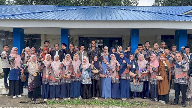 SMAS Islam Athirah Makassar melakukan kunjungan edukatif ke Sekolah Luar Biasa (SLB) Negeri 2 Makassar.