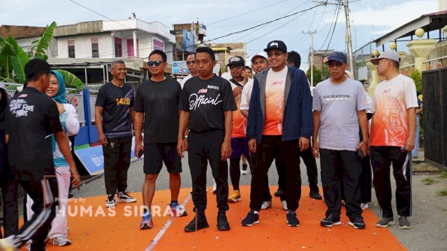 Bupati Sidrap Syaharuddin Alrif bersama Wakil Bupati Nurkanaah melepas peserta Sidrap Timur Berlari 2025.
