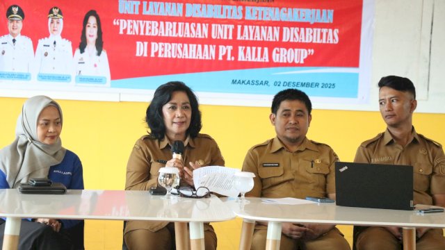 Direksi KALLA bersama Kepala Dinas Ketenegakerjaan (Disnaker) Kota Makassar, Nielma Palamba, memberi pemaparan terkait program magang disabilitas di Creative Innovation Space (CIS) Wisma Kalla.