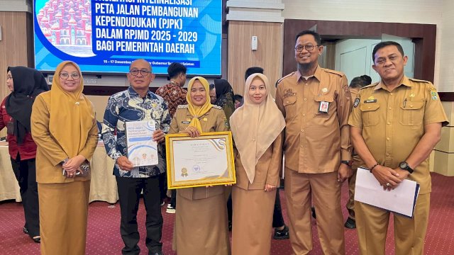 Kabupaten Sidrap menerima penghargaan Mendukbangga/Kepala BKKBN atas capaian angka prevalensi stunting terendah kedua di Provinsi Sulawesi Selatan tahun 2024.