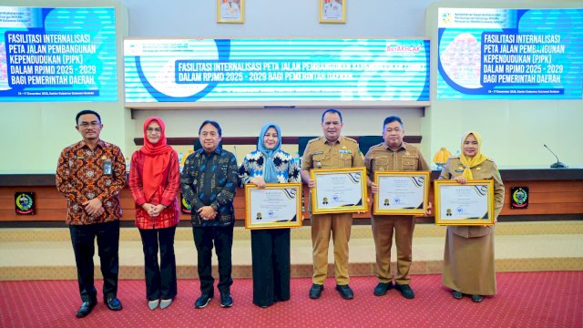 Wakil Gubernur Sulawesi Selatan, Fatmawati Rusdi, menerima penghargaan atas dukungan dan komitmen Pemerintah Provinsi Sulawesi Selatan dalam pengimplementasian Program Bangga Kencana Percepatan Penurunan Stunting.