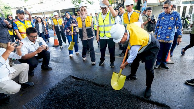 Gubernur Sulawesi Selatan, Andi Sudirman Sulaiman, groundbreaking Penanganan Preservasi Jalan Paket 1 melalui skema Multi Years Contract (MYC) Tahun Anggaran 2025-2027.