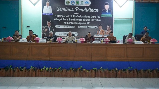 Bupati Pinrang H.A. Irwan Hamid, S.Sos saat membuka secara langsung kegiatan Seminar Pendidikan yang digelar oleh Dewan Pimpinan Daerah (DPD) Asosiasi Guru Pendidikan Agama Islam Indonesia (AGPAII) Kabupaten Pinrang.