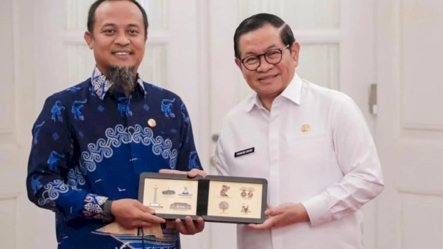 Gubernur Sulawesi Selatan, Andi Sudirman Sulaiman, melakukan kunjungan ke Balai Kota Jakarta, Gambir, Jakarta Pusat.