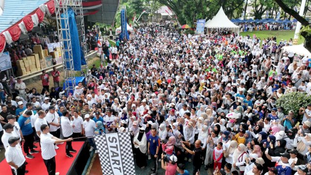 Gubernur Sulawesi Selatan, Andi Sudirman Sulaiman, melepas ribuan peserta Jalan Sehat Anti Mager.