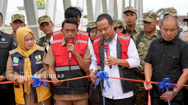 Bupati Sidrap Syaharuddin Alrif (SAR) dan Wakilnya Nurkanaah, mendamping Gubernur Sulsel Andi Sudirman Sulaiman meresmikan Jembatan Malake.