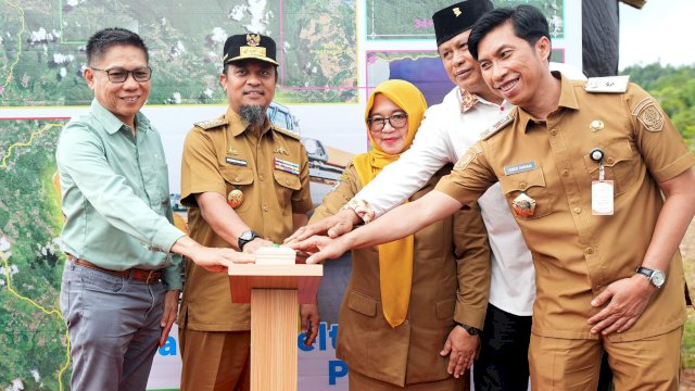 Gubernur Sulawesi Selatan, Andi Sudirman Sulaiman, melakukan groundbreaking Project Matano Belt Road sepanjang 35 kilometer.