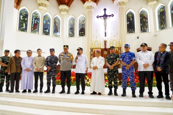 Kunjungi Dua Gereja di Malam Natal, Fadel: Bangun Semangat Solidaritas Antarumat Beragama