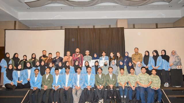 Tim Yayasan Hadji Kalla dan Avamora memberikan bantuan beasiswa kepada 38 mahasiswa di Wisma Kalla.