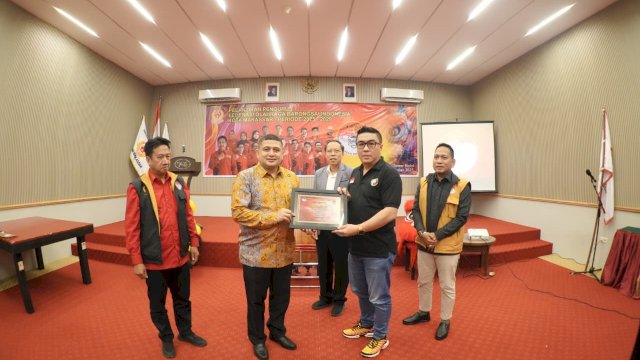 Wali Kota Makassar, Munafri Arifuddin, menghadiri acara pelantikan Pengurus FOBI Makassar.