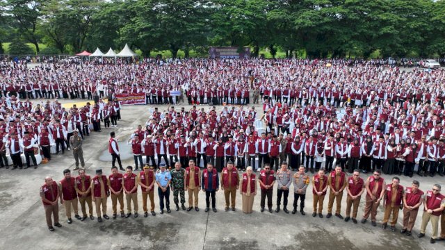 Wali Kota Makassar, Munafri Arifuddin, resmi melantik sebanyak 6.032 Ketua RT/RW periode 2025-2030.