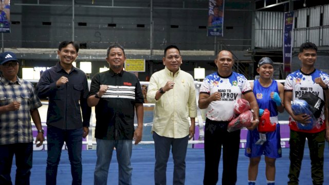 Ketua Koni Makassar, Ismail, menghadiri pembukaan Big Exhibition Boxing Wali Kota Cup 2025.