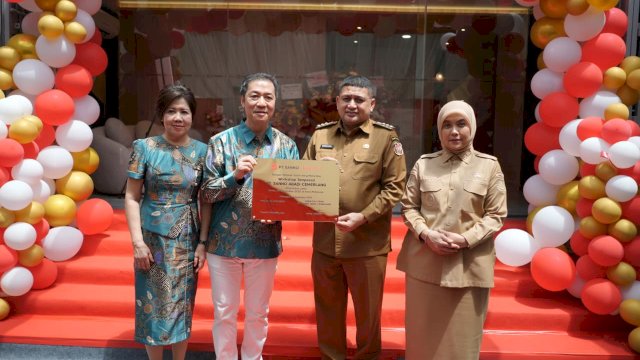 Wali Kota Makassar, Munafri Arifuddin, bersama Wakil Wali Kota Makassar, Aliyah Mustika Ilham, meresmikan Grand Opening Tempered Glass Workshop PT Sanno Abadi Cemerlang.
