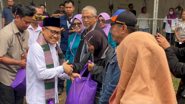 Ketua Umum DPP PKB, Muhaimin Iskandar, menyerahkan sembako untuk warga Makassar.