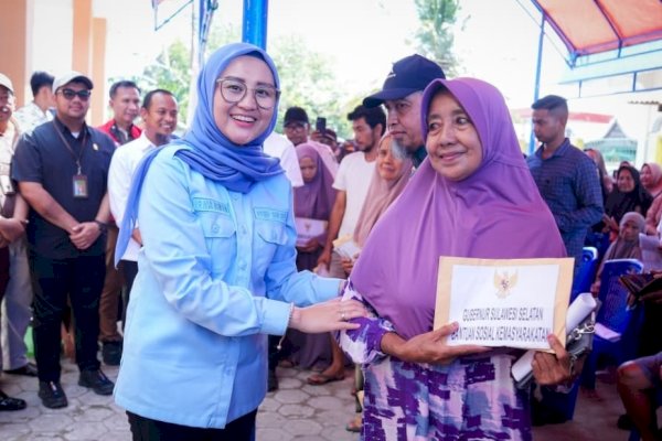 Andi Irma Dampingi Gubernur Sulsel Salurkan Bantuan untuk Korban Puting Beliung di Pinrang