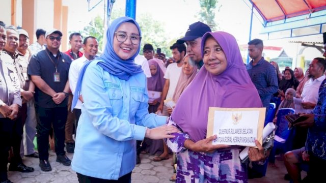 Ketua Komisi B DPRD Sulsel Andi Azizah Irma Wahyudiyati, menyerahkan bantuan kepada warga terdampak bencana angin puting beliung di kecamatan Lanrisang, Pinrang.