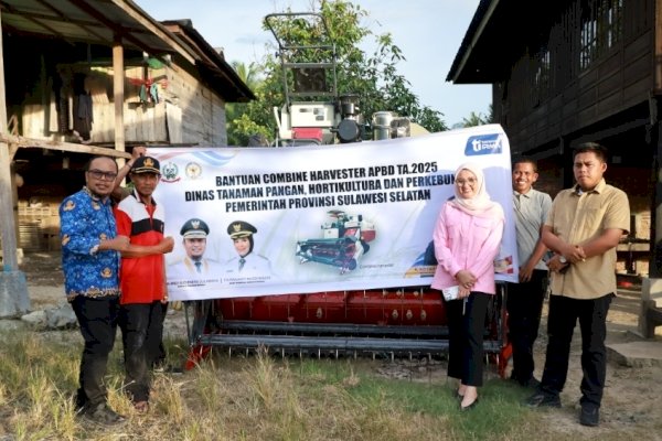 Ketua Komisi B DPRD Sulsel Azizah Irma Serahkan Combine Harvester untuk Petani Pinrang