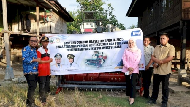 Ketua Komisi B DPRD Provinsi Sulawesi Selatan, Andi Azizah Irma Wahyudiyati, menyerahkan satu unit combine harvester kepada kelompok tani di Pinrang.