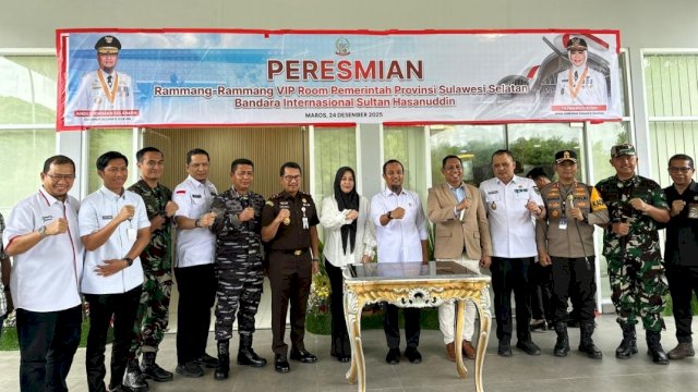 Wakil Ketua Komisi A DPRD Sulsel Mizar Roem, mendampingi Gubernur Sulsel Andi Sudirman Sulaiman, pada peresmian Rammang-Rammang VIP Room di Bandara Internasional Sultan Hasanuddin.