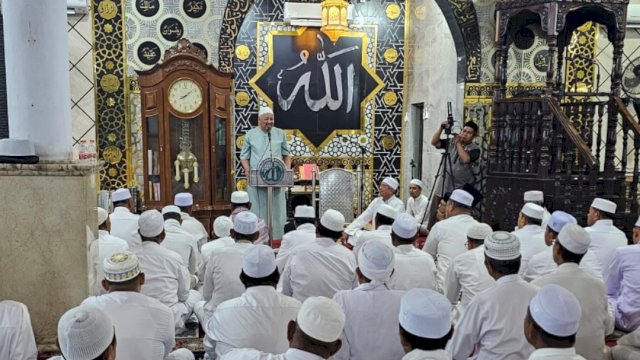 Bupati Pinrang H.A. Irwan Hamid, S.Sos saat memberikan sambutan pada kegiatan Safari Salat Subuh Berjamaah di Masjid Raya Besar Pinrang.