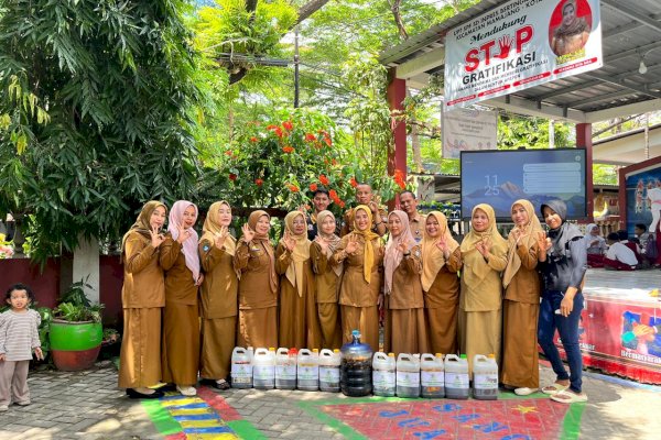 UPT SPF SD Inpres Bertingkat Labuang Baji Ikut Sukseskan Eco Enzym dan Gerakan Makan Buah Serentak