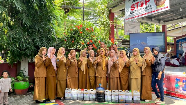 UPT SPF SD Inpres Bertingkat Labuang Baji Ikut Sukseskan Eco Enzym dan Gerakan Makan Buah Serentak.