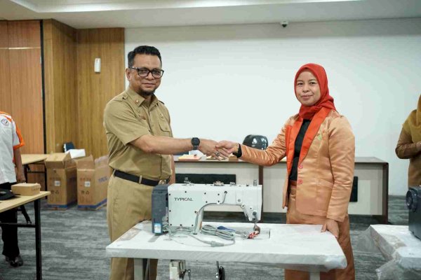 Kadiskop UKM Makassar Beri Bantuan Mesin Jahit, Dorong UMKM Naik Kelas
