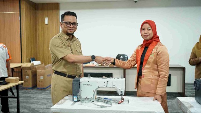Kadiskop UKM Makassar Beri Bantuan Mesin Jahit, Dorong UMKM Naik Kelas