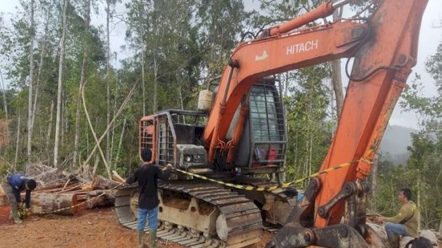 Gakkum Kehutanan Amankan Ekskavator dan Kayu Bulat di Tapanuli Selatan.