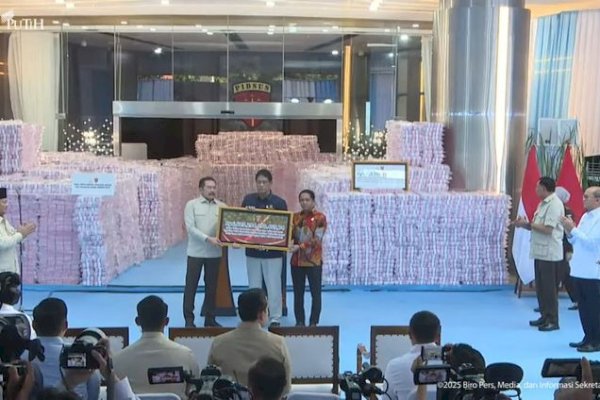 Saksikan Penyerahan Kawasan Hutan 688 Ribu Ha dan Rp 6,62 Triliun ke Negara, Presiden Prabowo Tegaskan Negara Harus Kuat