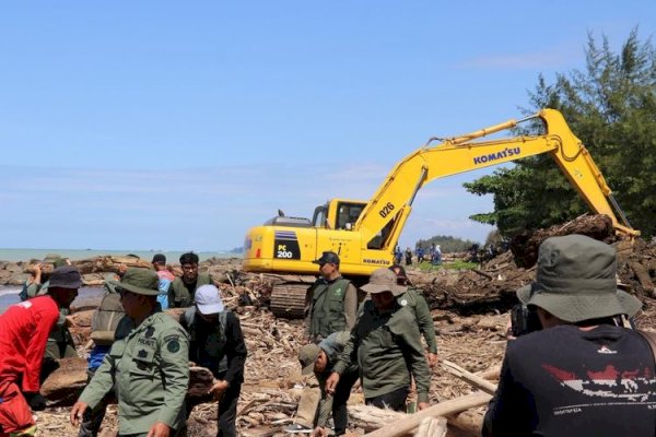 UPT Kemenhut Kerahkan Alat Berat Percepat Penanganan Dampak Banjir di Aceh, Sumatera Utara, dan Sumatera Barat