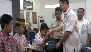 Bupati Pangkep Yusran Serahkan Bantuan Perlengkapan Sekolah untuk Siswa Kurang Mampu