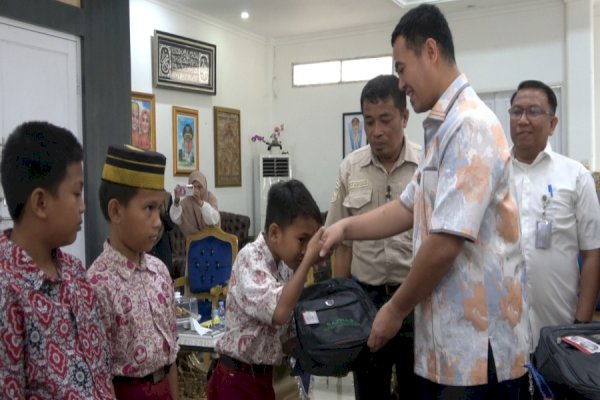 Bupati Pangkep Yusran Serahkan Bantuan Perlengkapan Sekolah untuk Siswa Kurang Mampu