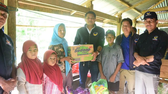Ketua DPRD Sinjai dan Fraksi NasDem Bawa Bantuan ke warga yang tak mampu.