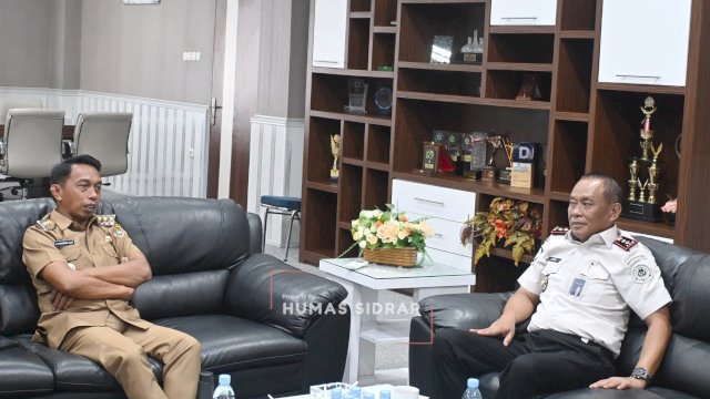 Bupati Sidrap, Syaharuddin Alrif, menerima kunjungan silaturahmi Kepala Rumah Tahanan (Rutan) Kelas IIB Sidrap, Perimansyah. (Dok. Humas Pemkab Sidrap)