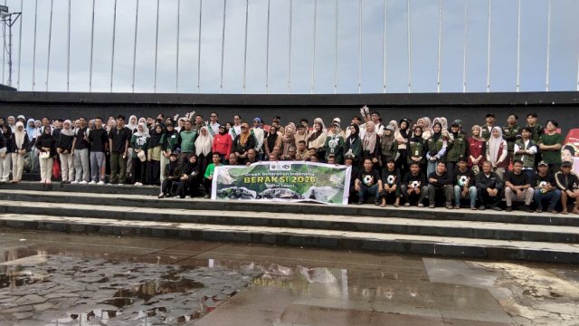 Kegiatan bersih-bersih kawasan Pantai Losari Makassar.