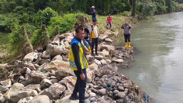 Kepala Dinas SDABK Pinrang, A. Sinapati Rudy, turun langsung meninjau tanggul jebol di Dusun Patumbu, Desa Rajang, Kecamatan Lembang.